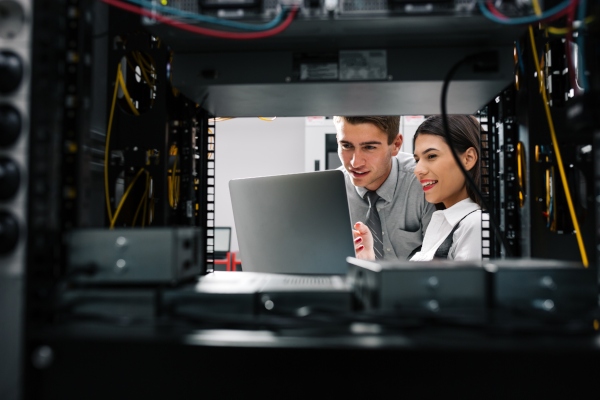 Imagen que muestra a dos jóvenes (hombre y mujer) en una data center