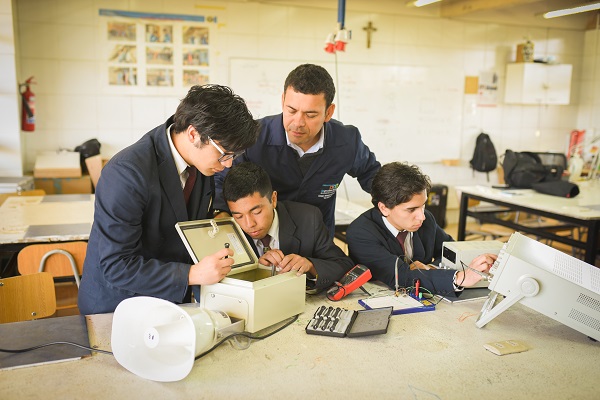 El docente junto a sus estudiantes de 4° medio.