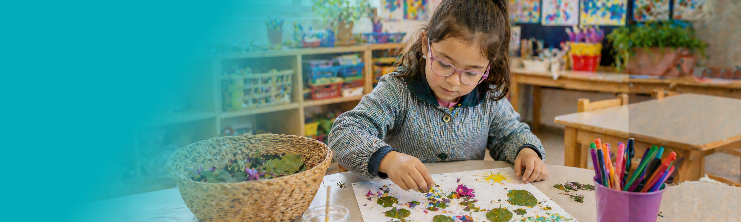 Niña realizando manualidades en sala de clases.