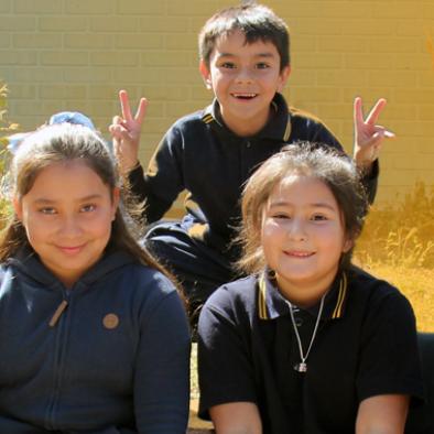 niños y niñas saludando