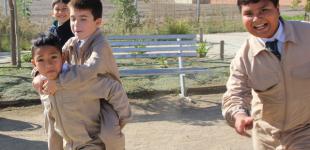 Niños jugando en el patio de la escuela