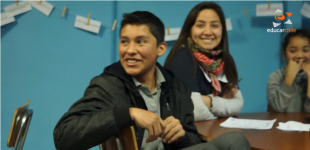 estudiantes de la escuela San Vicente Ferrer de Cerro Navia están trabajando en equipo