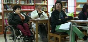 Apoderados y docentes en una clase para todos
