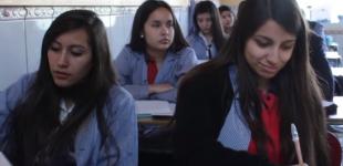 La imagen muestra a 2 alumnas tomando apuntes