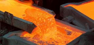 cobre en líquido cayendo en tinajas de piedra