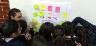 Niños en la pizarra