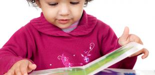 La imagen muestra una niña interactuando con un libro de cuentos