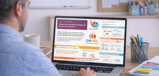 Docente observando una infografía de Educarchile en su computador