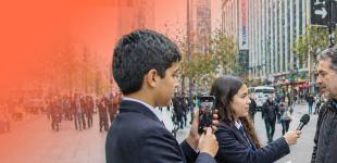 Fotografía de estudiantes reporteando en la ciudad.