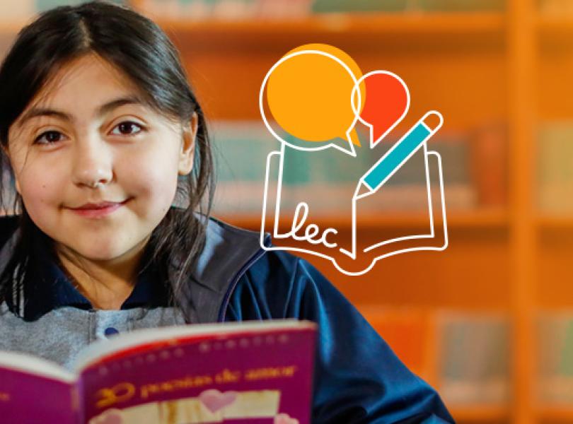 niña aprendiendo a leer y feliz