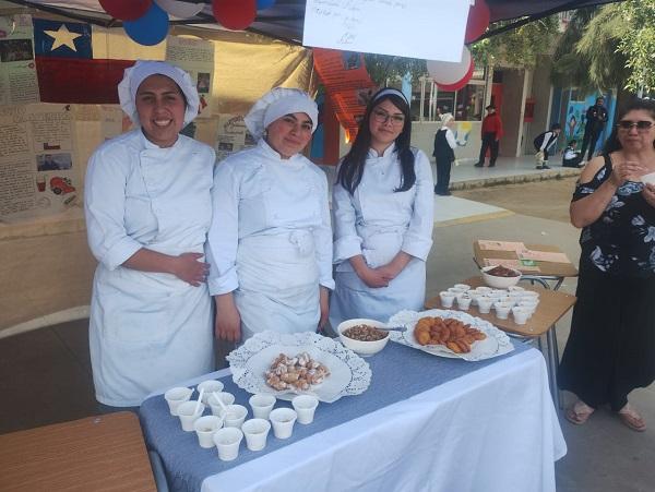 Estudiantes de Gastronomía del Colegio Nuestra Señora y Madre del Carmen de Melipilla