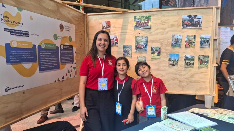 Amanda y Gabriel junto a la educadora Angielh Amador