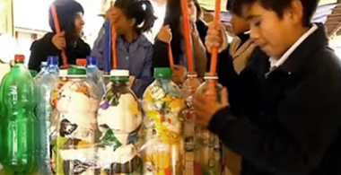 Estudiantes elaborando ecoladrillos