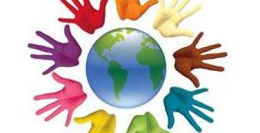 manos de colores rodean un mundo