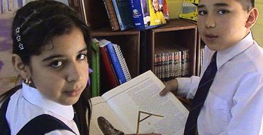 La imagen muestra a 2 estudiantes con un texto