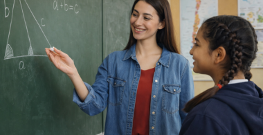 Niña aprendiendo matemática junto a su profesora